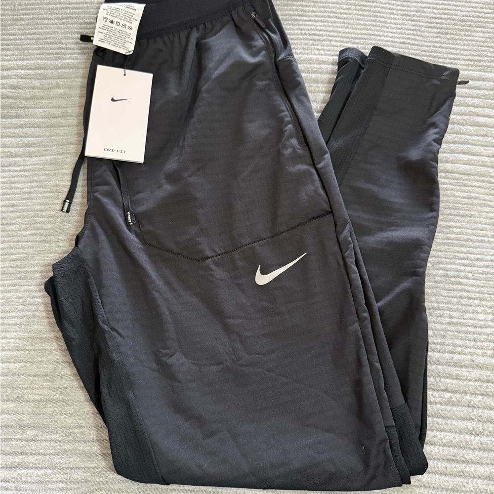 Nike Black Sweatpants with Elastic Waistband and Tapered Leg